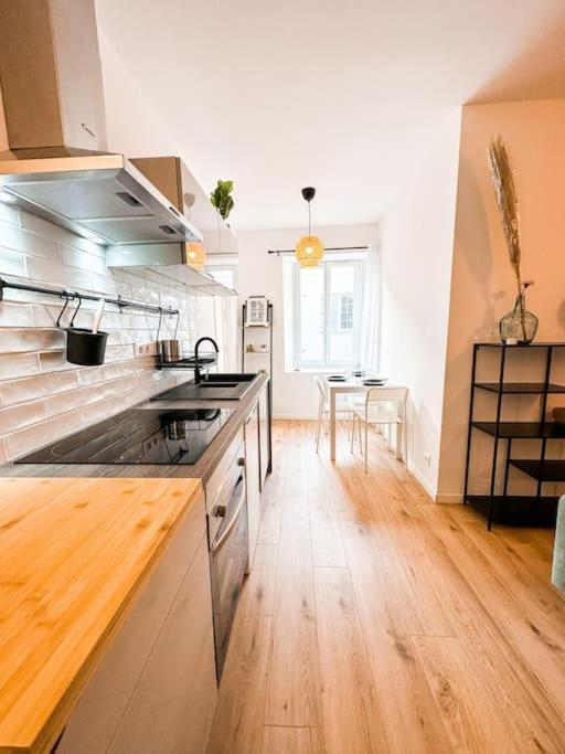 Nouveau ** Le Raffine Au Coeur De Guingamp ** Parking Екстер'єр фото